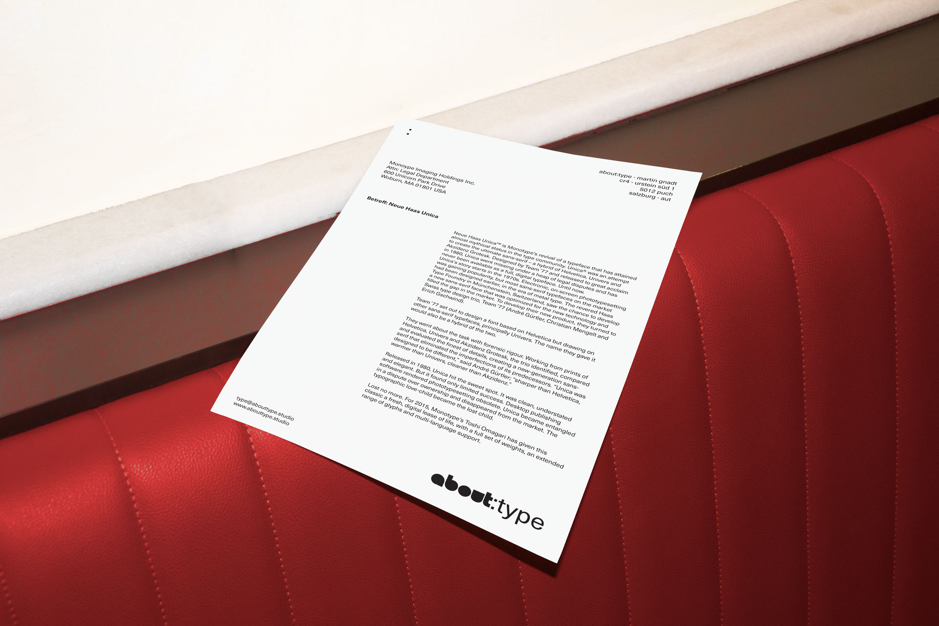 Briefpapierentwurf für den Typoclub Salzburg auf einer roten Polsterung