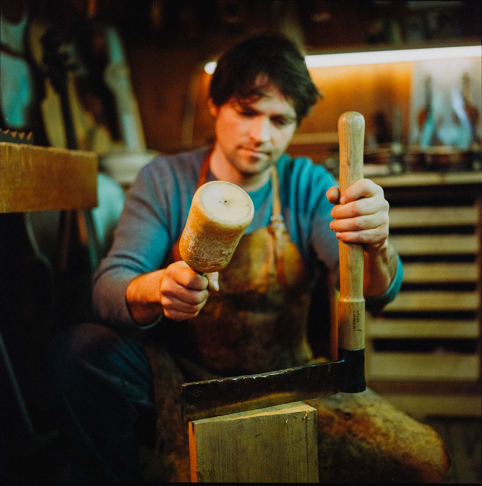 Werner Troyer bei der Holzspaltung für den Geigenbau
