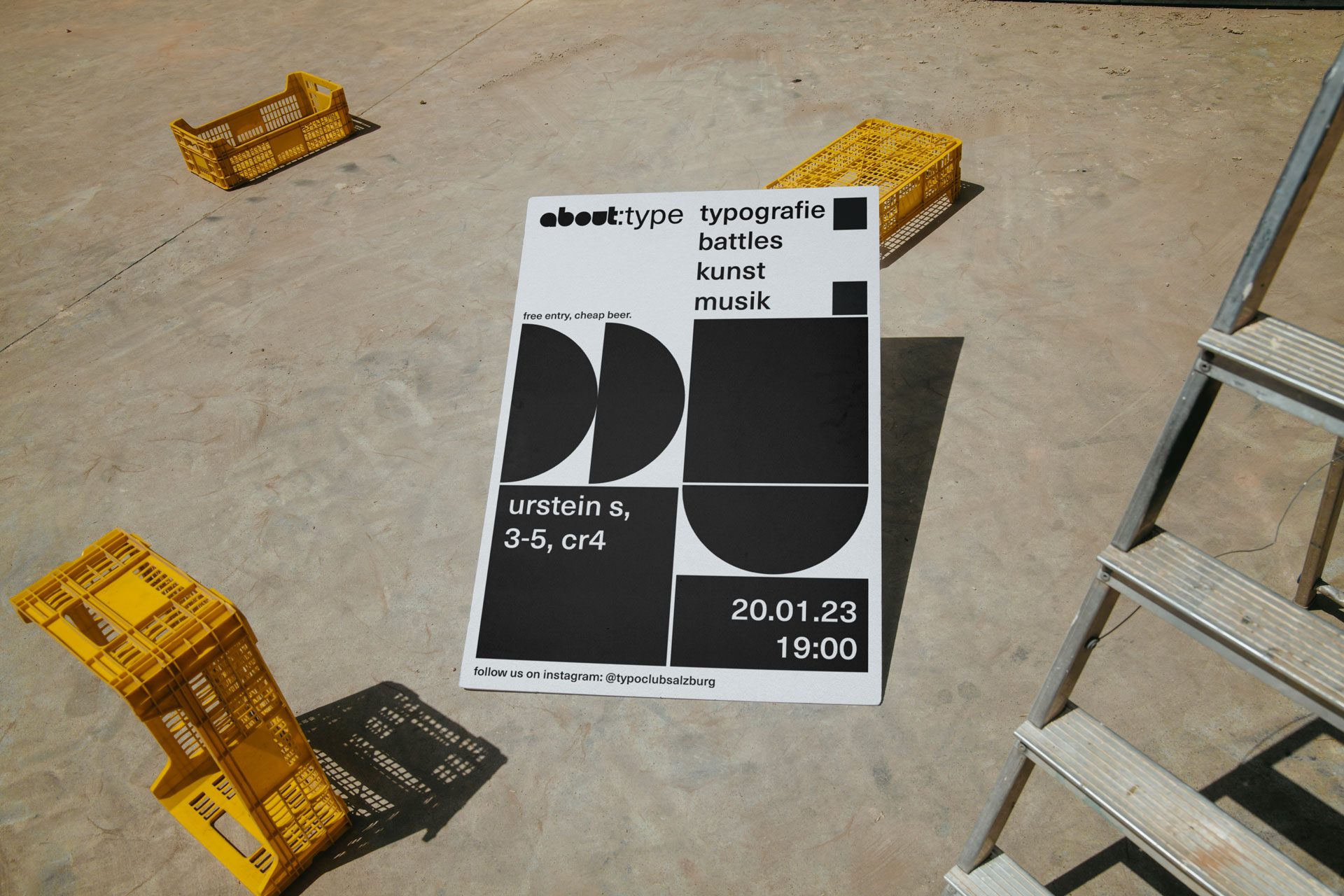 Ein digital gestaltetes Plakat auf einem Gussboden mit gelben Kisten