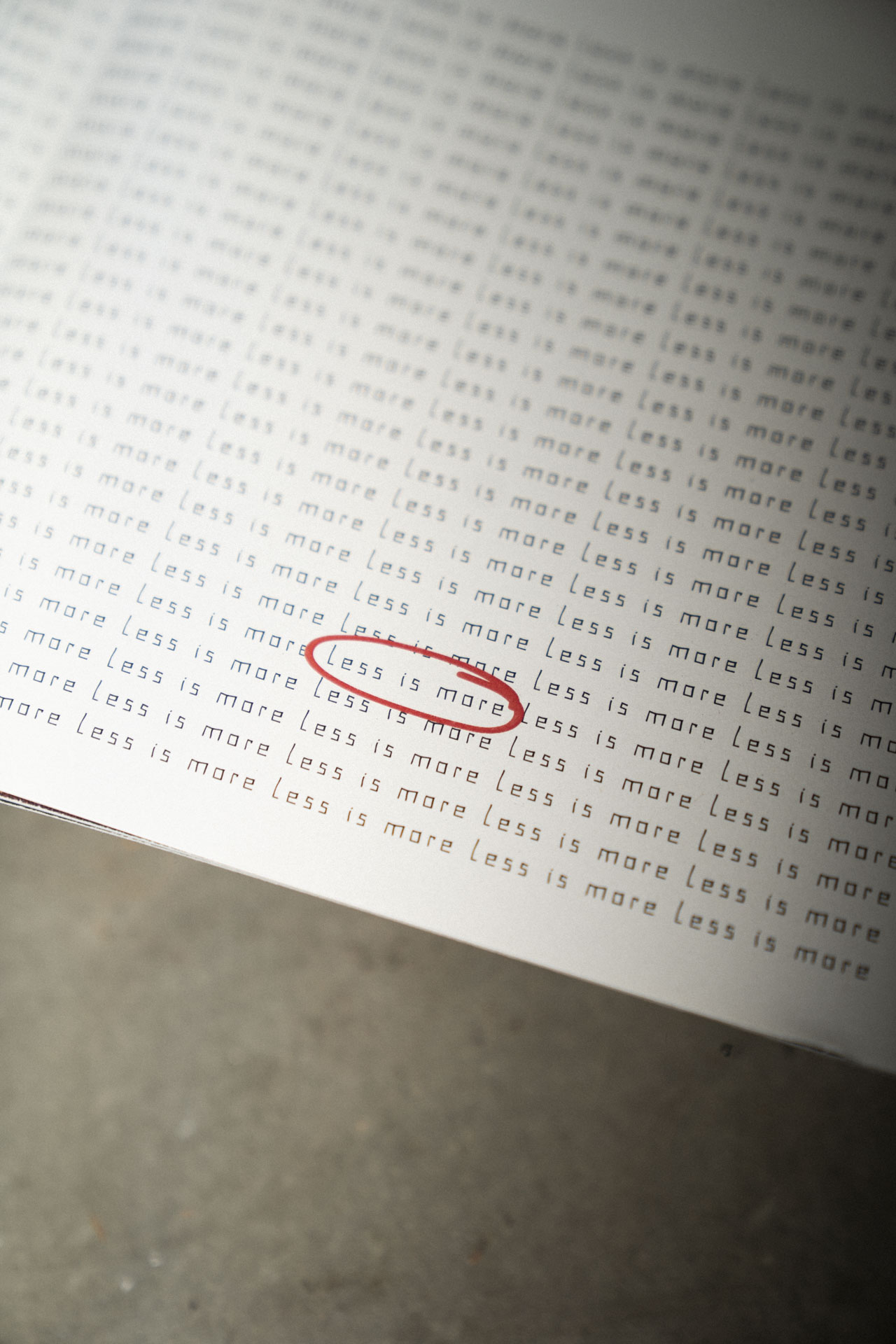 Detailaufnahme von einem geöffneten typografischen Zine auf einem Metallregal mit harten Licht.
