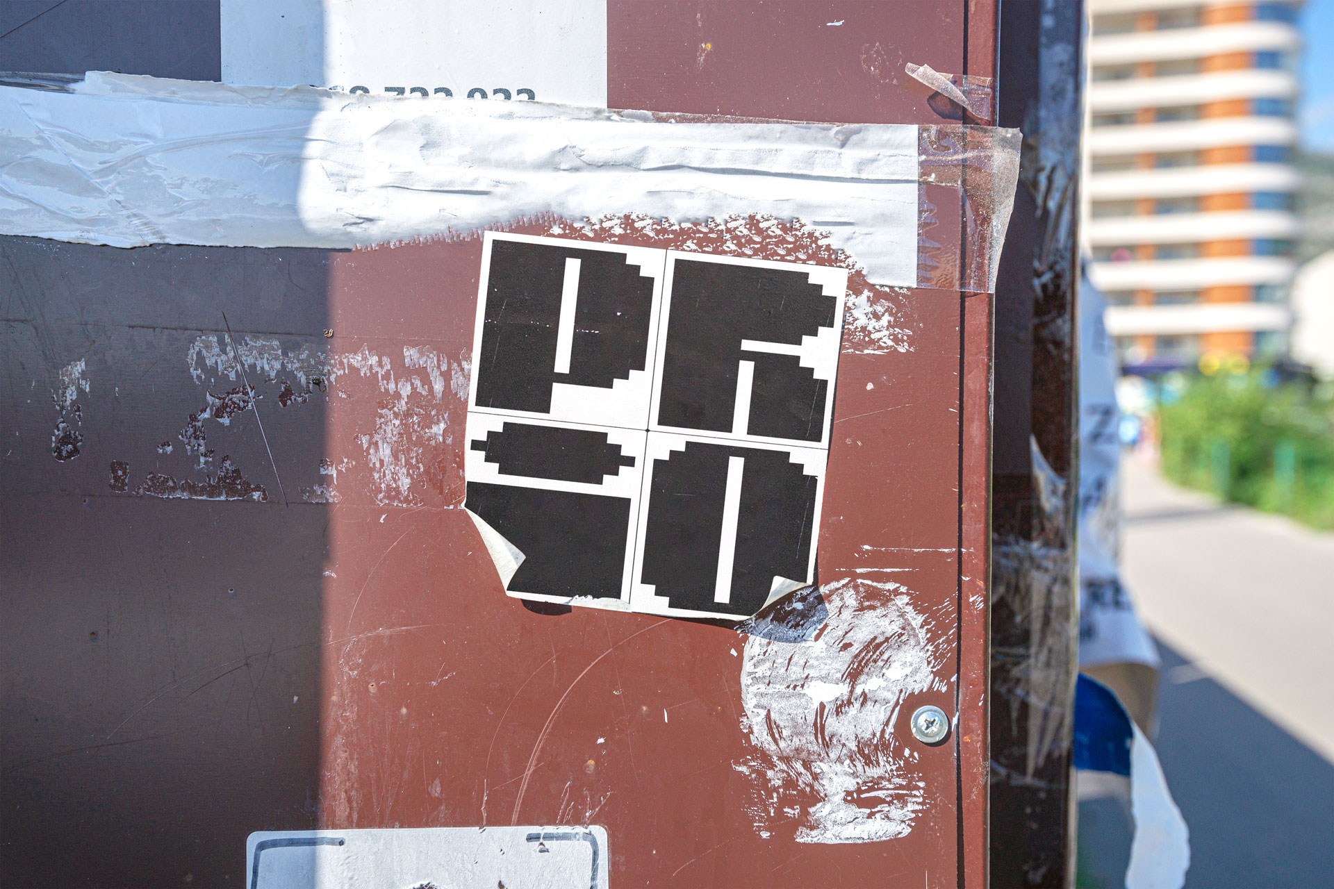 Prio Sticker auf einem braunen rustikalen Schaltkasten